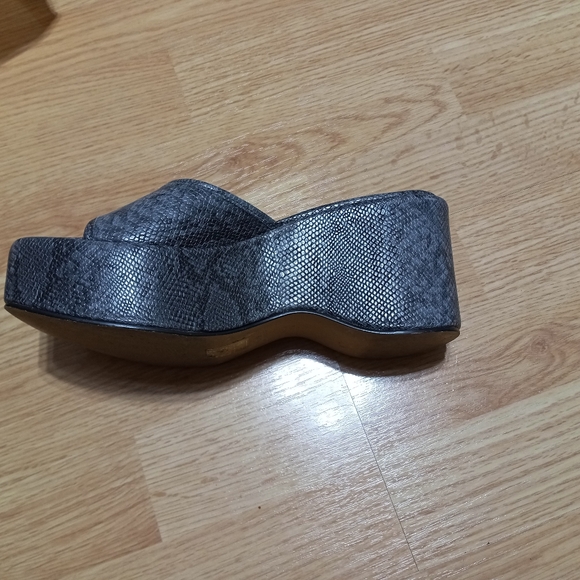 Urban Outfitters snakeskin pattern platform wedges. EUC. Size 7. - Picture 3 of 16